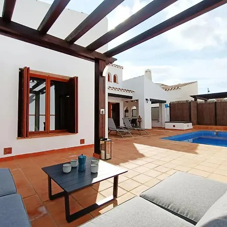 House With Pool And Barbecue בית נופש Vlorë