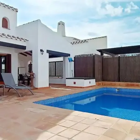 House With Pool And Barbecue *